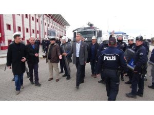 KARŞIT GÖRÜŞLÜ ÖĞRENCİLER ARASINDA KAVGA