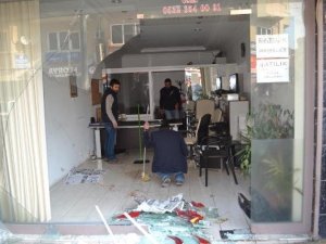 MOTOSİKLET SÜRÜCÜSÜ EMLAKÇI DÜKKANINA DALDI