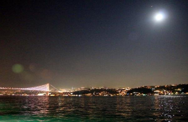 İSTANBUL BOĞAZI ÜZERİNDE AY MANZARASI