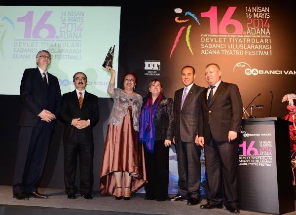 TİYATRO FESTİVALİ SEYHAN NEHRİ'NDE GÖRKEMLİ BİR GÖSTERİYLE BAŞLADI