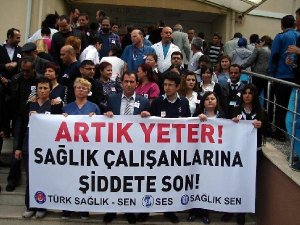 SAĞLIK PERSONELİNDEN SAVCIYA PROTESTO