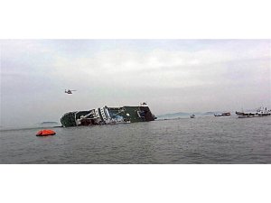 GÜNEY KORE'DE 477 YOLCUSU OLAN  GEMİ BATTI