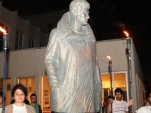 Deniz Gezmiş heykeli için üniversitede olağanüstü hal!