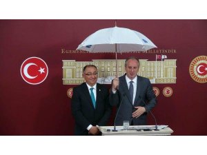 AKP ADAYI 20 BİN ADET SEÇİM ŞEMSİYESİ DAĞITMIŞ