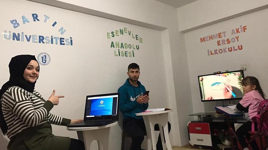 EV'İN BİR ODASI OKUL OLDU