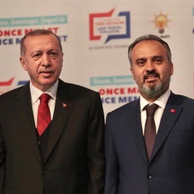 CHP BURSA İL BAŞKANI AKP'Lİ BELEDİYE BAŞKANI CAMİ'DE ŞOW YAPMIŞTIR