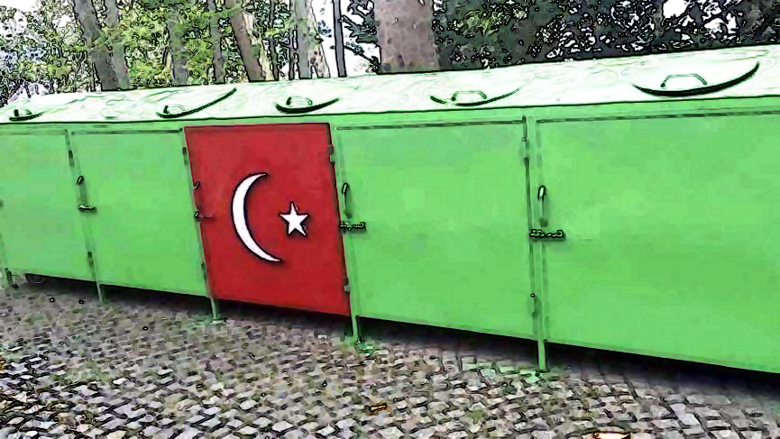 GİRESUN'DA ÇÖP KONTEYNER'INDA TÜRK BAYRAĞI