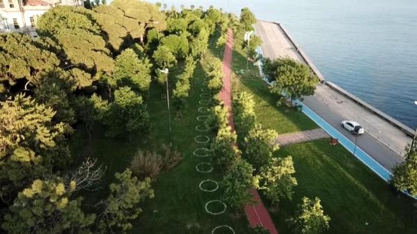 CADDEBOSTAN SAHİL'İNE SOSYAL MESAFEYİ KORUMAK İÇİN DAİRE ÇİZİLDİ
