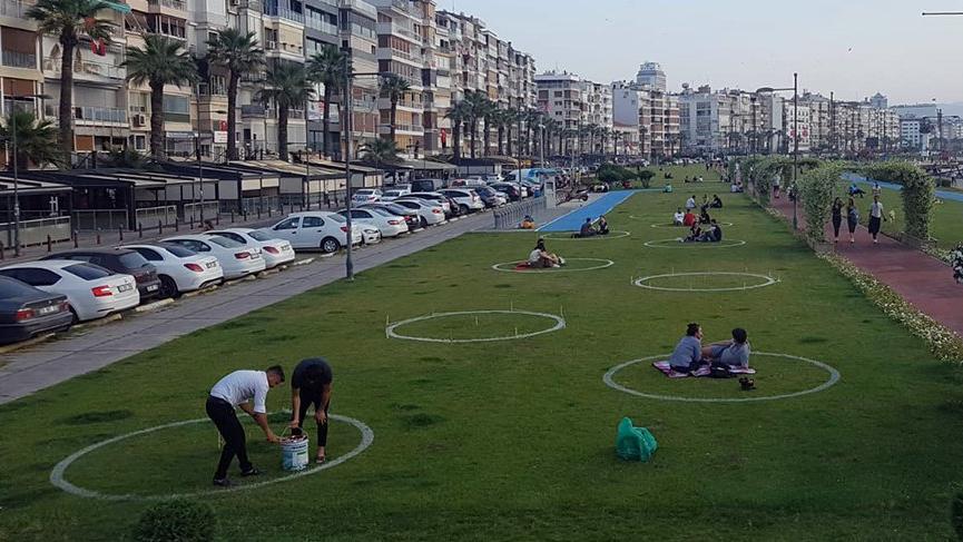 İZMİR KORDON'DA SOSYAL MESAFEYİ KORUMAK İÇİN DAİRE ÇİZİLDİ