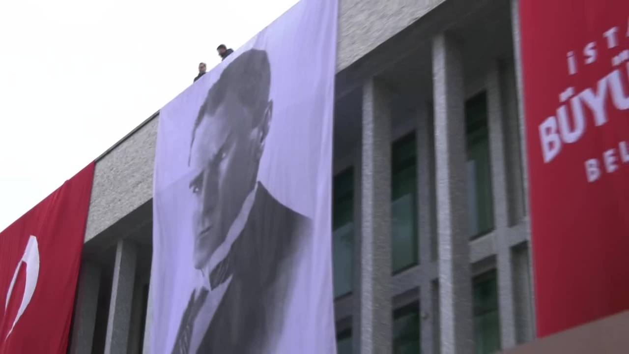 İmamoğlu'nun Çağrısı Sonrası, İbb Saraçhane Başkanlık Binası Önündeki Hazırlıklar Tamamlandı