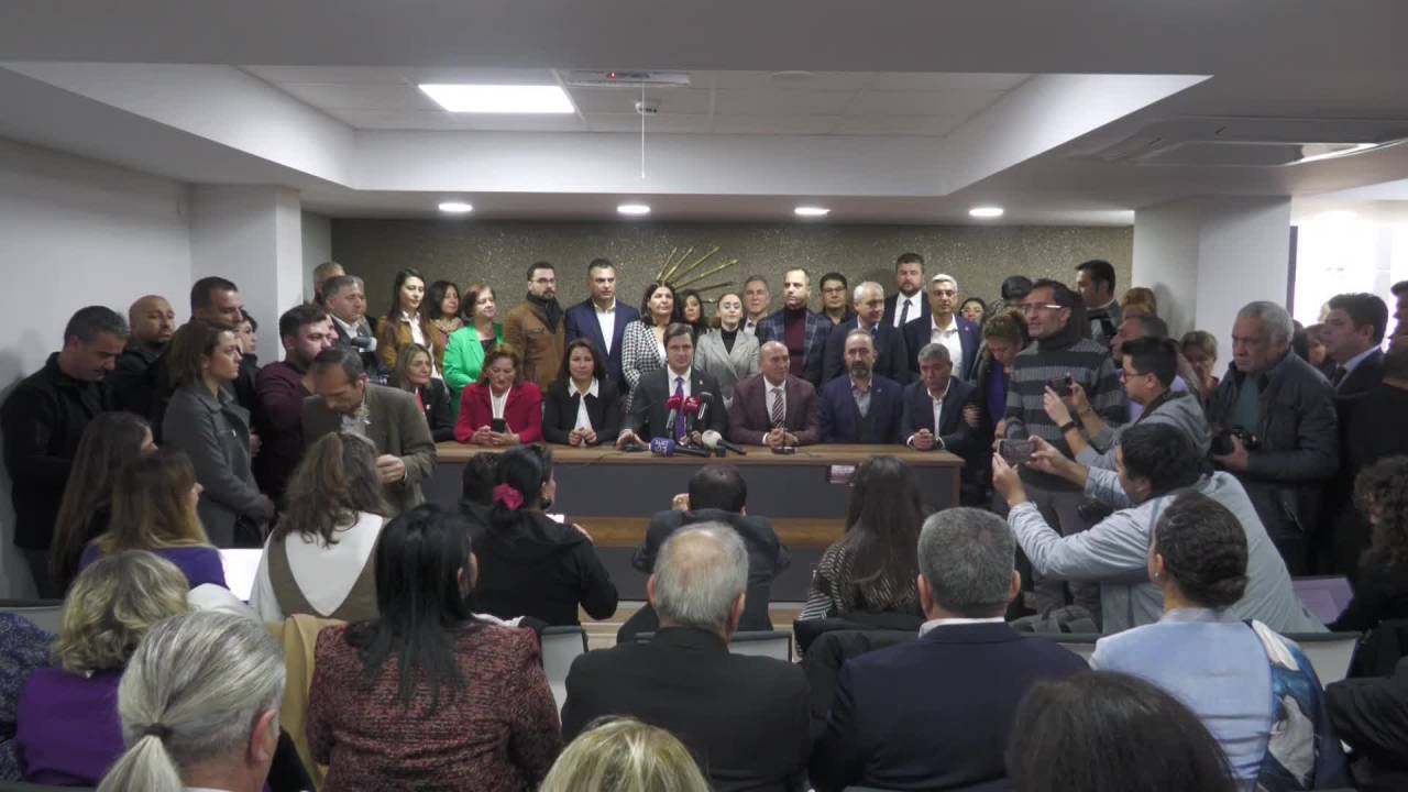 Chp İzmir İl Başkanı Deniz Yücel, Görevinden İstifa Ederek Milletvekili Aday Adaylığını Açıkladı