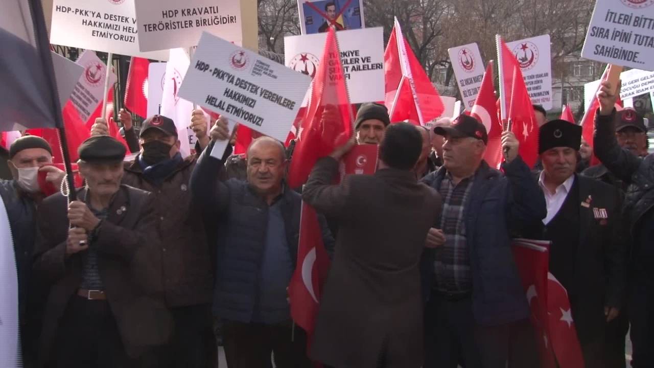İsveç Büyükelçiliğiönünde Protesto