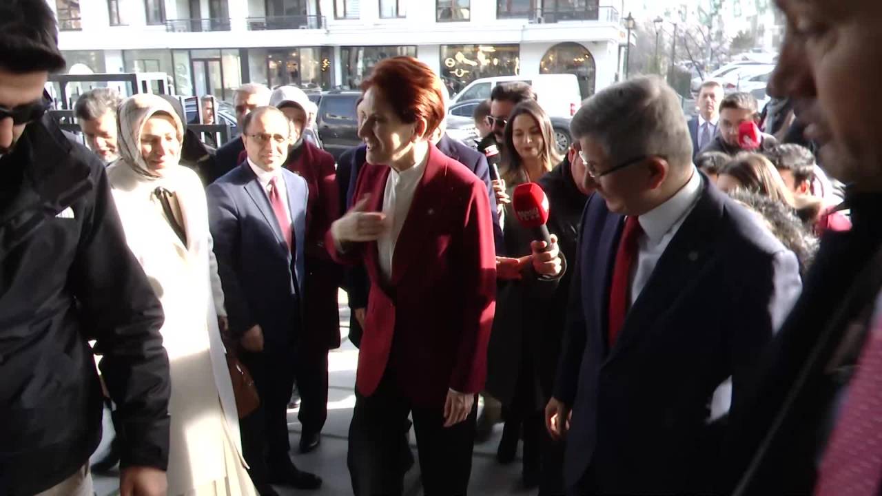 Meral Akşener, Altılı Masa Toplantısı Öncesinde Ahmet Davutoğlu’nu Ziyaret Etti