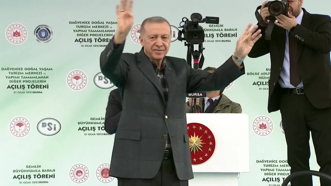 Erdoğan’ın Bursa Mitinginde Bazı Vatandaşlar, Üzerinde "sinan Ateş" Yazan Atkılar Açtı: “sinan İçin Adalet”