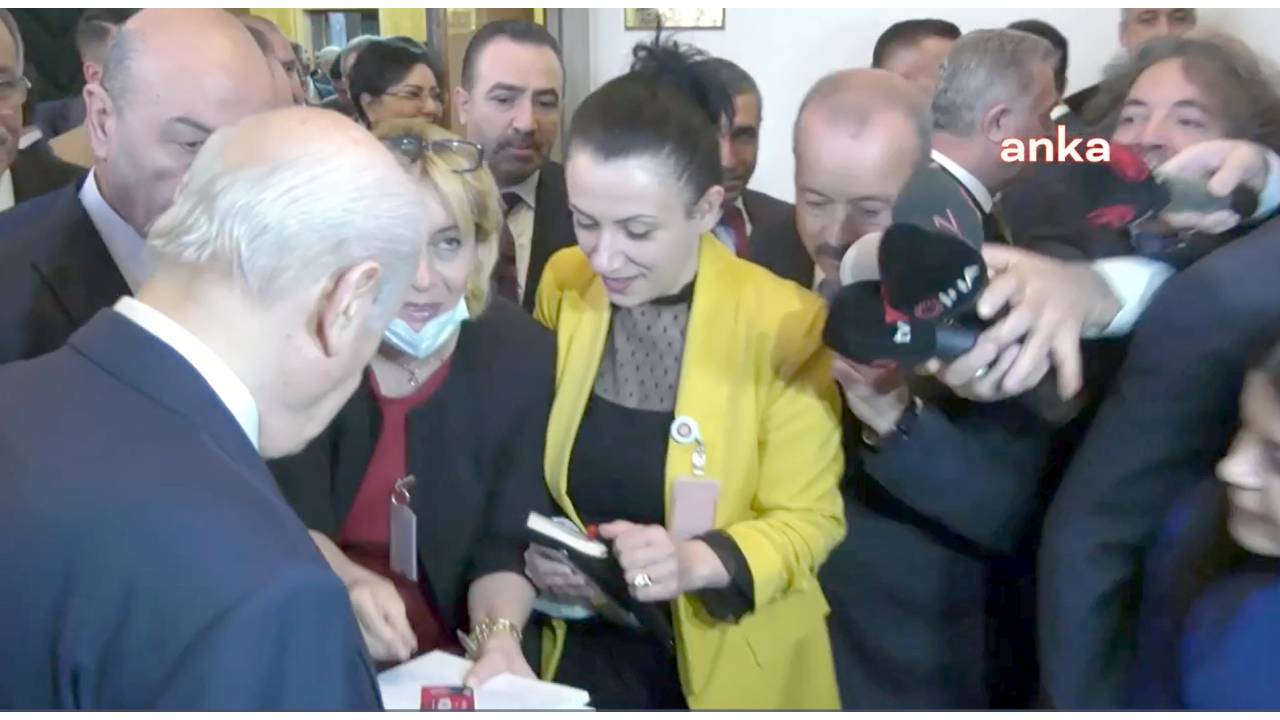 Mhp Grubu Sonrasında Bahçeli'ye Soru Soran Gazetecilerin Görev Yapmasının Engellenmesi Tepkiçekti