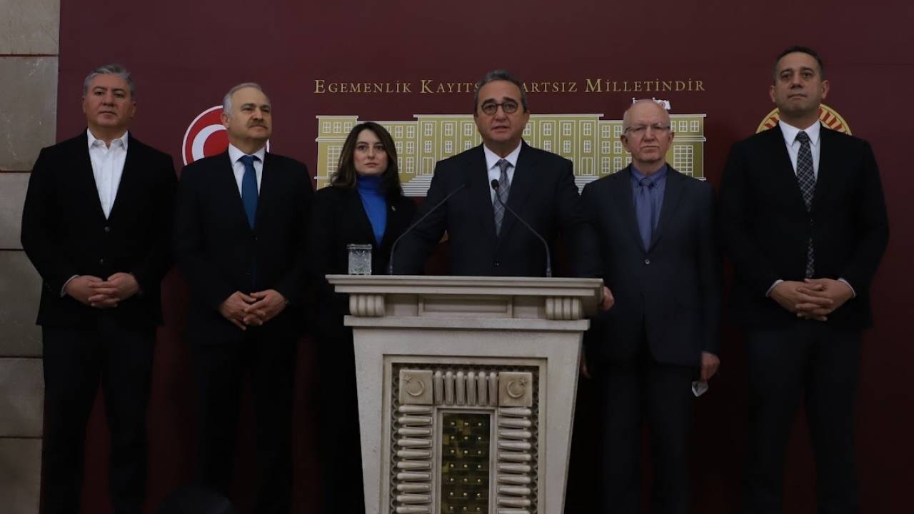 Bülent Tezcan, “anayasa Değişikliği Tutum Belgesini” Paylaştı: "başını Örtenin De Açanın Da Güvencesi Biziz”