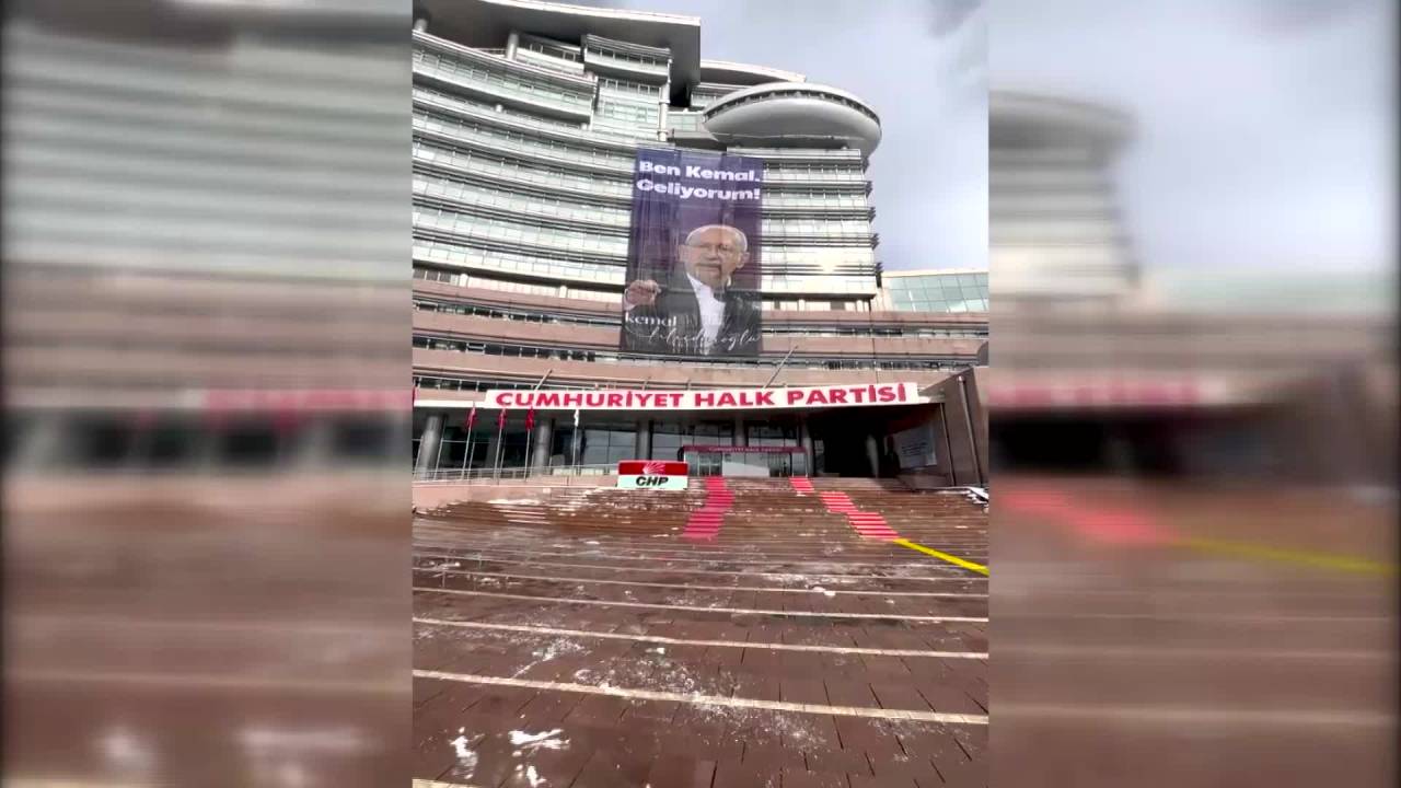 Chp Genel Merkezi’ne, “ben Kemal Geliyorum” Pankartı Asıldı