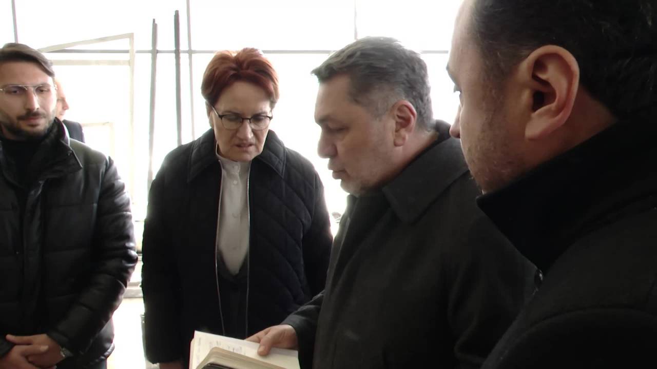 Meral Akşener, Partisinin Deprem Yardım Koordinasyon Merkezi'ni Ziyaret Etti
