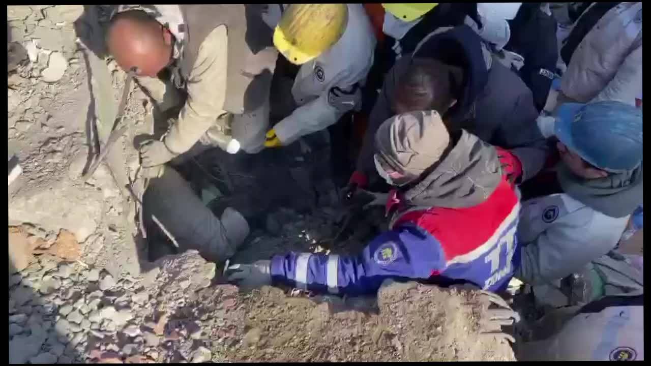 Zonguldak’tan Gelen Madenciler Kahramanmaraş'ta 82. Saatte 62 Yaşındaki Fatih Deveci’yi Enkazdan Kurtardı