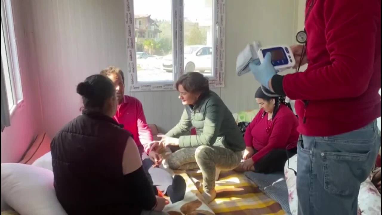 Canan Kaftancıoğlu, Hatay'da Enkazdan Kendiimkanlarıyla Çıkan 67 Yaşındaki Depremzedeyi Muayene Etti