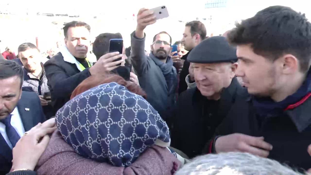 Meral Akşener'in Dinlediğiislahiyeli Depremzede: "4 Gündür Dışarıdayız. Çadırımız Yok"