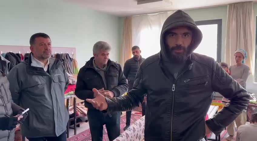Malatyalı Depremzede: "tuvalet İçin Yıkık Evlere Girmek Zorunda Kalıyoruz. Bitlenmeye Başlayacağız, Duş Yok"