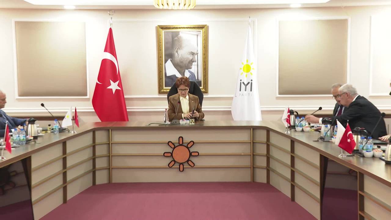 Akşener, Milletvekilleri Ve Genel Başkan Başdanışmanları İle Bir Araya Geldi