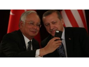 SELFİ ÇILGINLIĞINA ERDOĞAN DA KATILDI