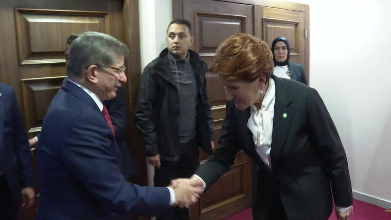 Ahmet Davutoğlu, Meral Akşener'i Ziyaret Etti