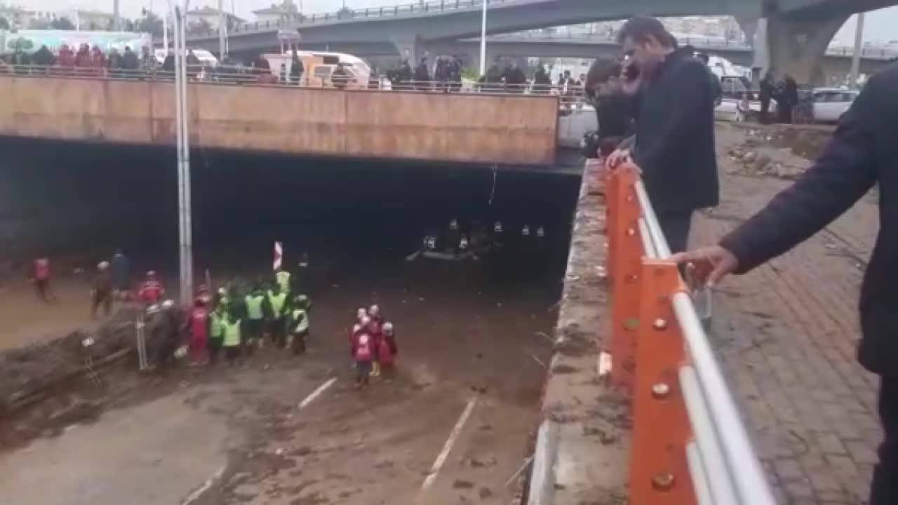 Aziz Aydınlık: “hala 9 Saattir Buradaki Vatandaşımız Çamur Altında Bekliyor”