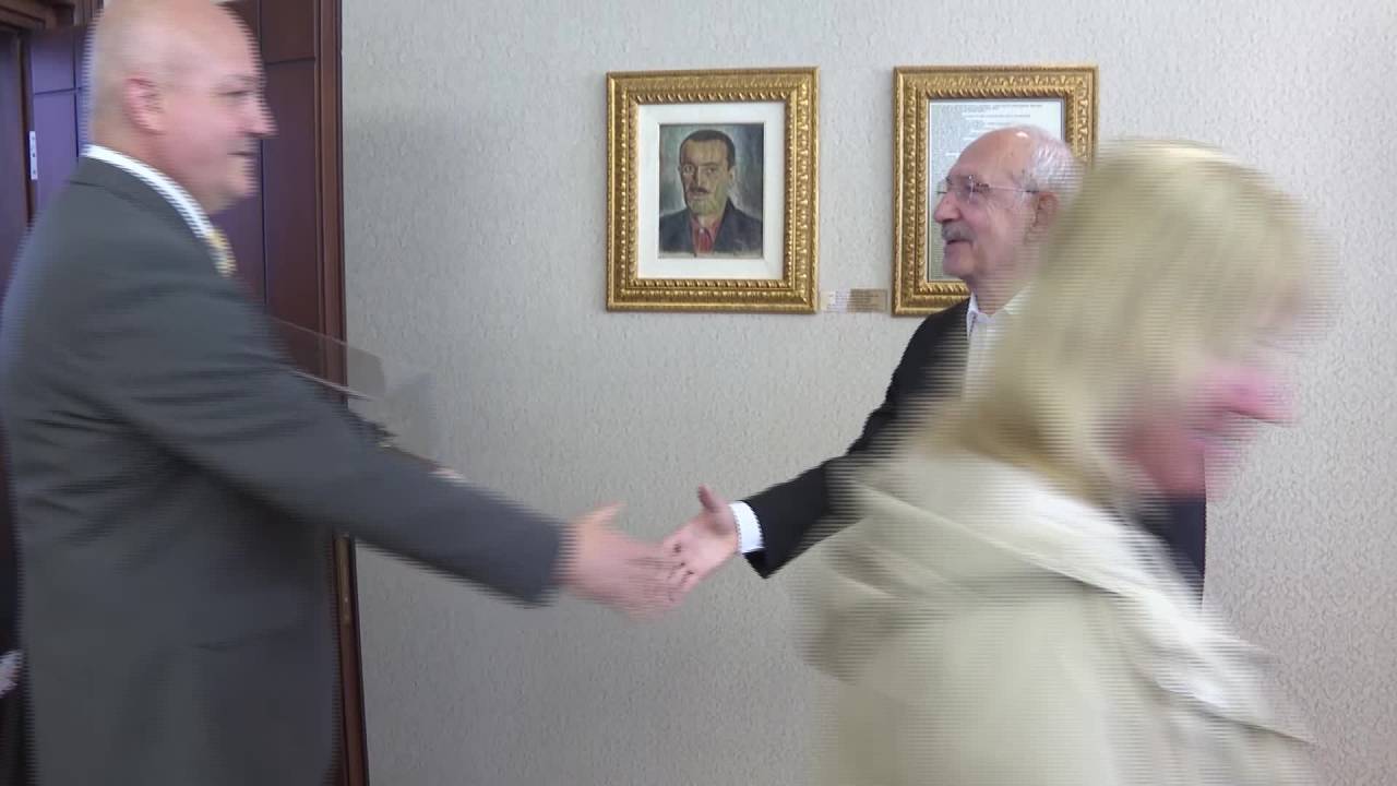 Cumhurbaşkanı Adayı Kılıçdaroğlu, Katledilen Dört Kadının Aileleriile Bir Araya Geldi