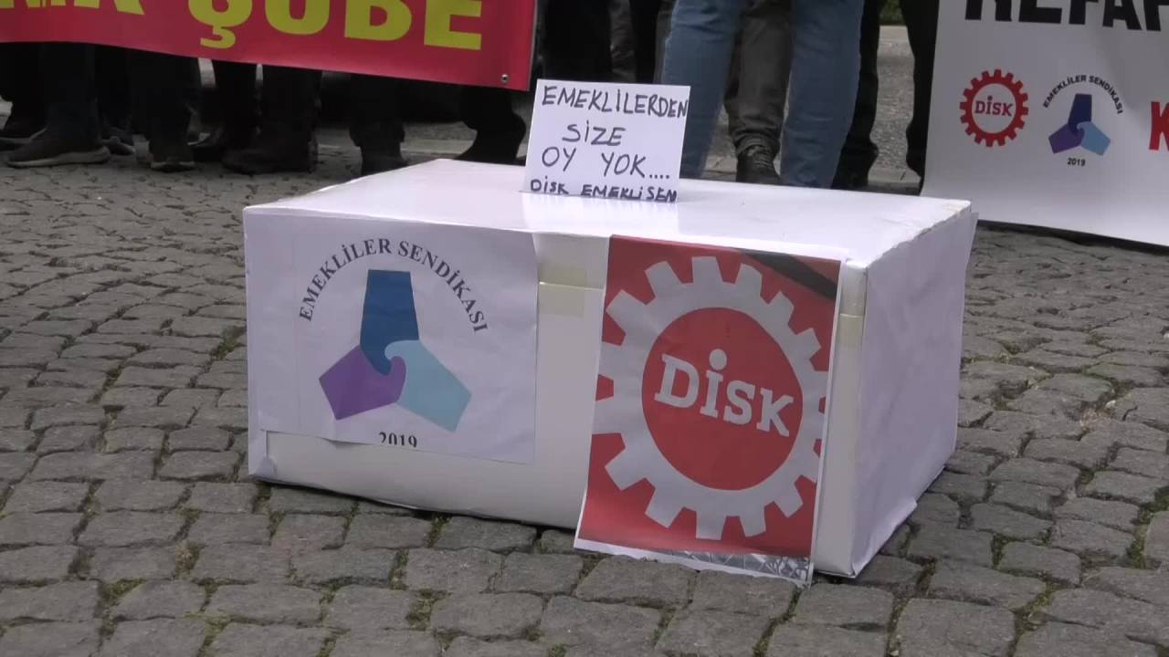 İzmir'de Emekliler, Hükümeti Protesto Etti: “patates, Soğan, Güle Güle Erdoğan”