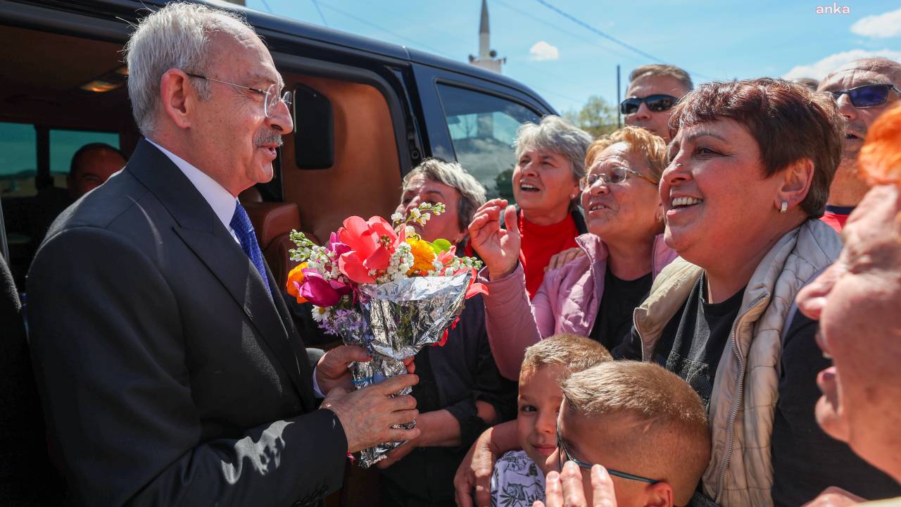 Kılıçdaroğlu, Bulgaristan’da Türk Soydaşlar Tarafından Çiçeklerle Karşılandı