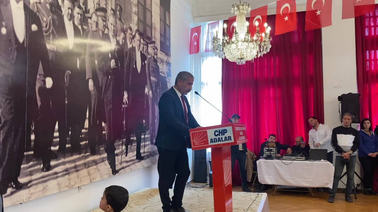 Dsp'den İstifa Eden Adalar Belediye Meclisiüyesi Chp’ye Katıldı, Rozetini Kaftancıoğlu Taktı
