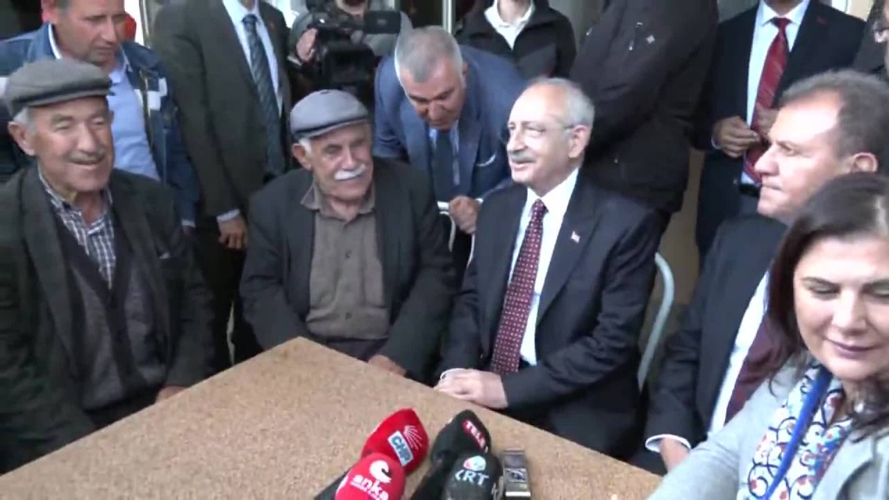 Kemal Kılıçdaroğlu, Adıyaman'ın Besniilçesindeki Bir Kahvehanede Yurttaşlarla Çay İçip Sohbet Etti