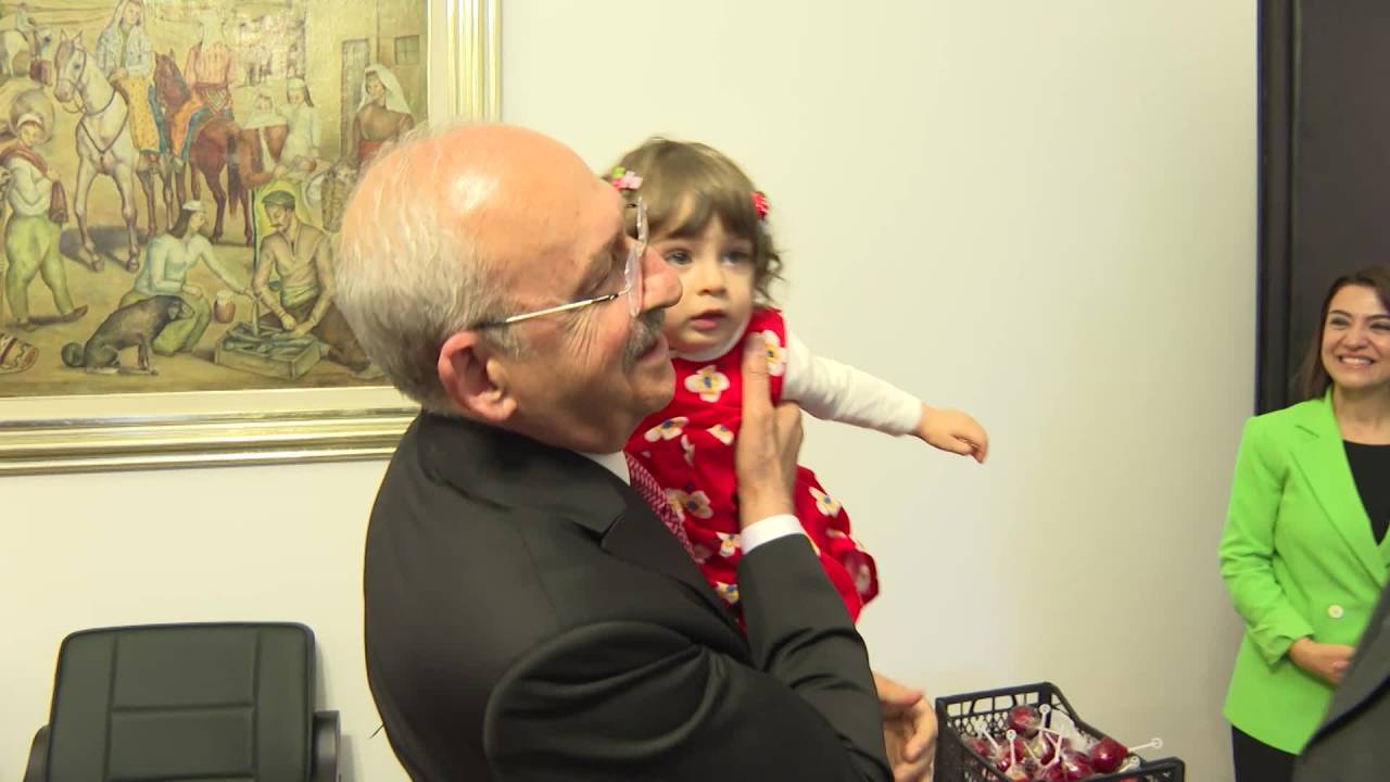 Chp Genel Başkanı Ve Cumhurbaşkanı Adayı Kemal Kılıçdaroğlu, Torunları İle Buluştu