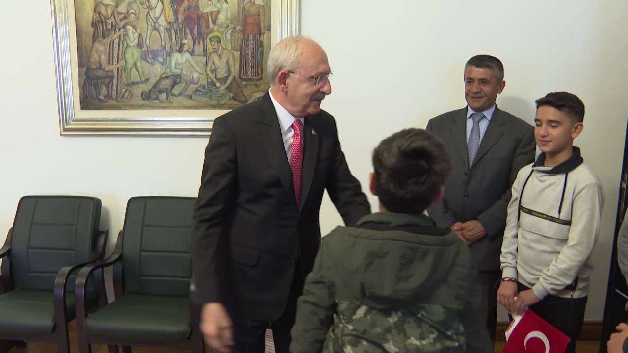 Kılıçdaroğlu, 23 Nisan Ulusal Egemenlik Ve Çocuk Bayramı’nda, Meclis’te Depremzede Çocuklarla Bir Araya Geldi