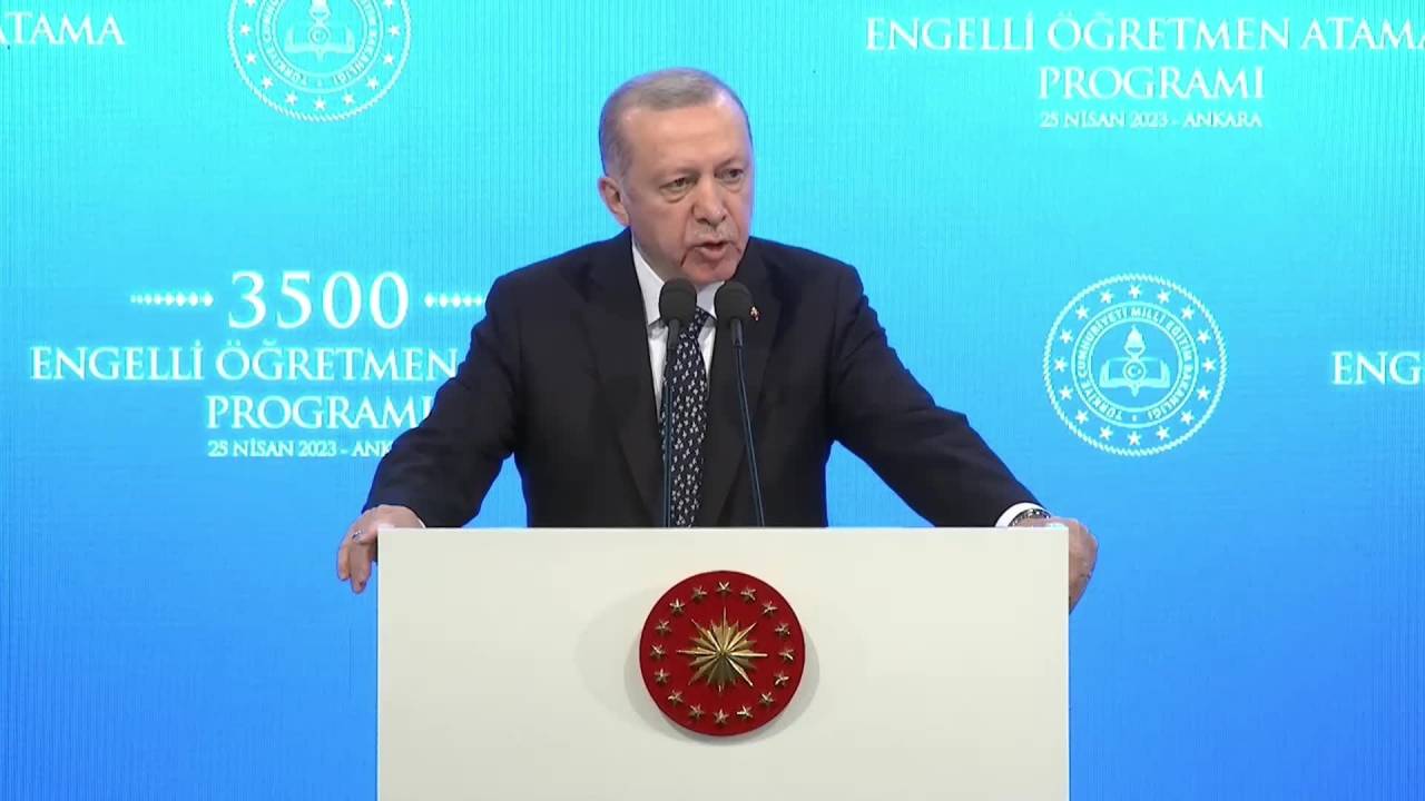 Erdoğan’dan Engelliöğretmen Adayına: Ama Sen Pek Engelliye Benzemiyorsun. Engelli Misin?