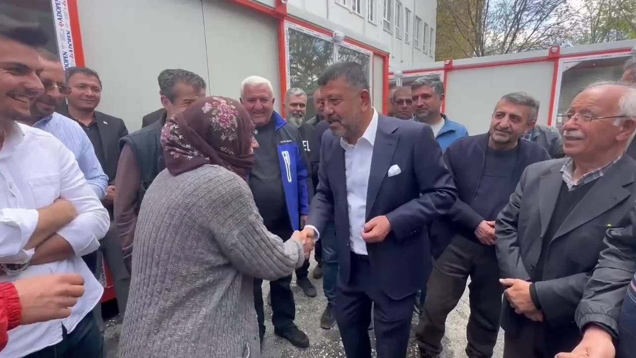Veli Ağbaba, Malatya’da Deprem Nedeniyle İşyeri Yıkılan Esnafa Konteyner İşyerinin Anahtarlarını Teslim Etti
