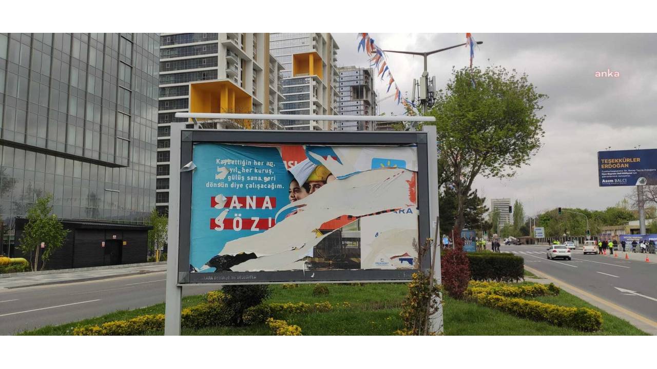 Ankara’da Akp’nin Miting Yapacağı Millet Bahçesiçevrekindeki Chp Ve İyi Parti Afişleri Tahrip Edildi