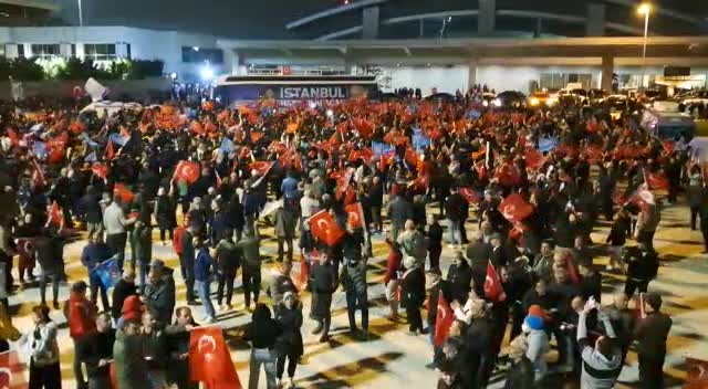 Sabiha Gökçen Havilimanı, Miting Alanına Döndü... Vatandaşlar, "hak, Hukuk, Adalet" Sloganları Atıyor