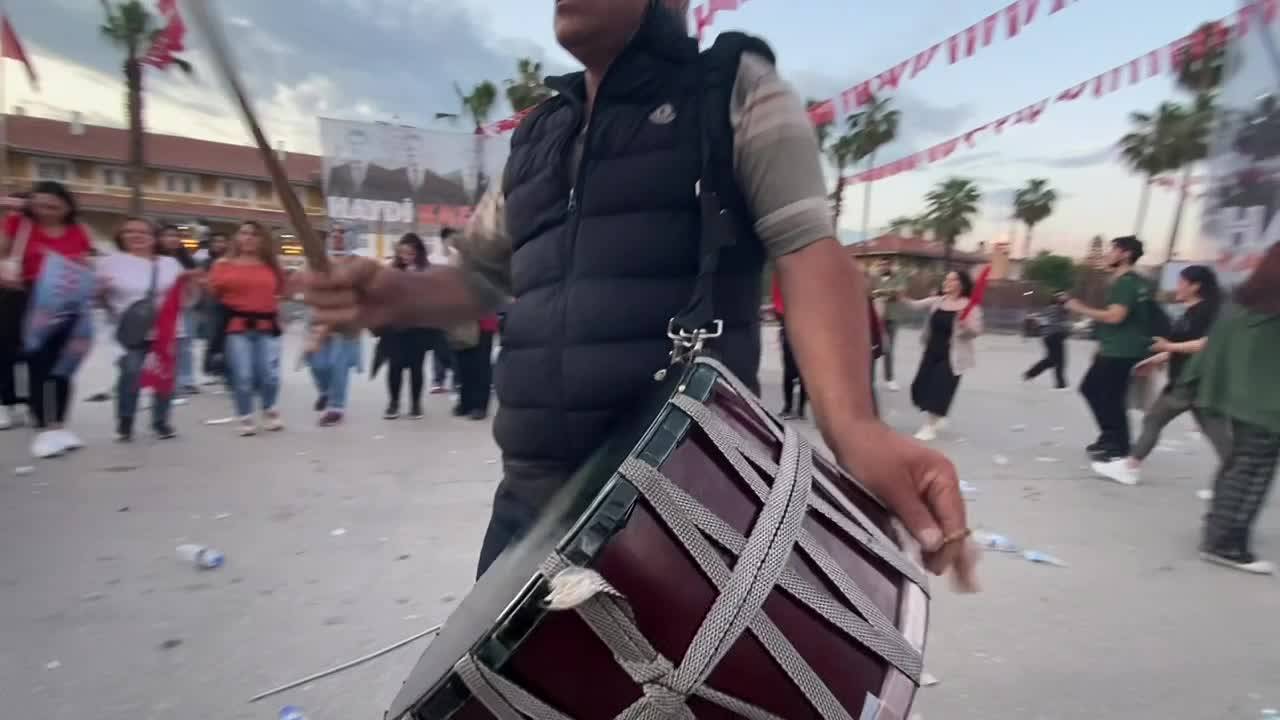 Adanalılardan Erken Seçim Kutlaması