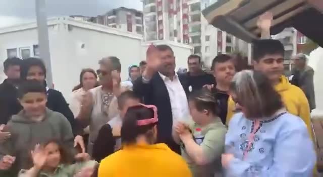 Veli Ağbaba, Down Sendromlu Depremzede Çocukları Bornova Belediye Başkanı Mustafa İduğile Buluşturdu