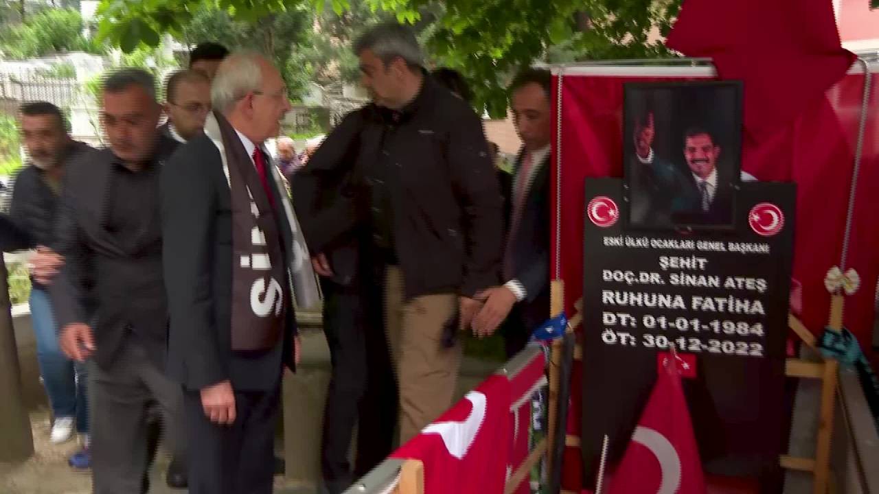 Cumhurbaşkanı Adayı Kılıçdaroğlu, Sinan Ateş’in Mezarını Ziyaret Etti