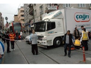 KAĞIT TOPLAYAN NİNE TRAFİK KURBANI OLDU