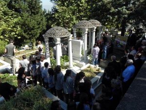 ZEKİ MÜREN'İN BABASININ MEZARINDAKİ BRONZ KUBBE ÇALINDI