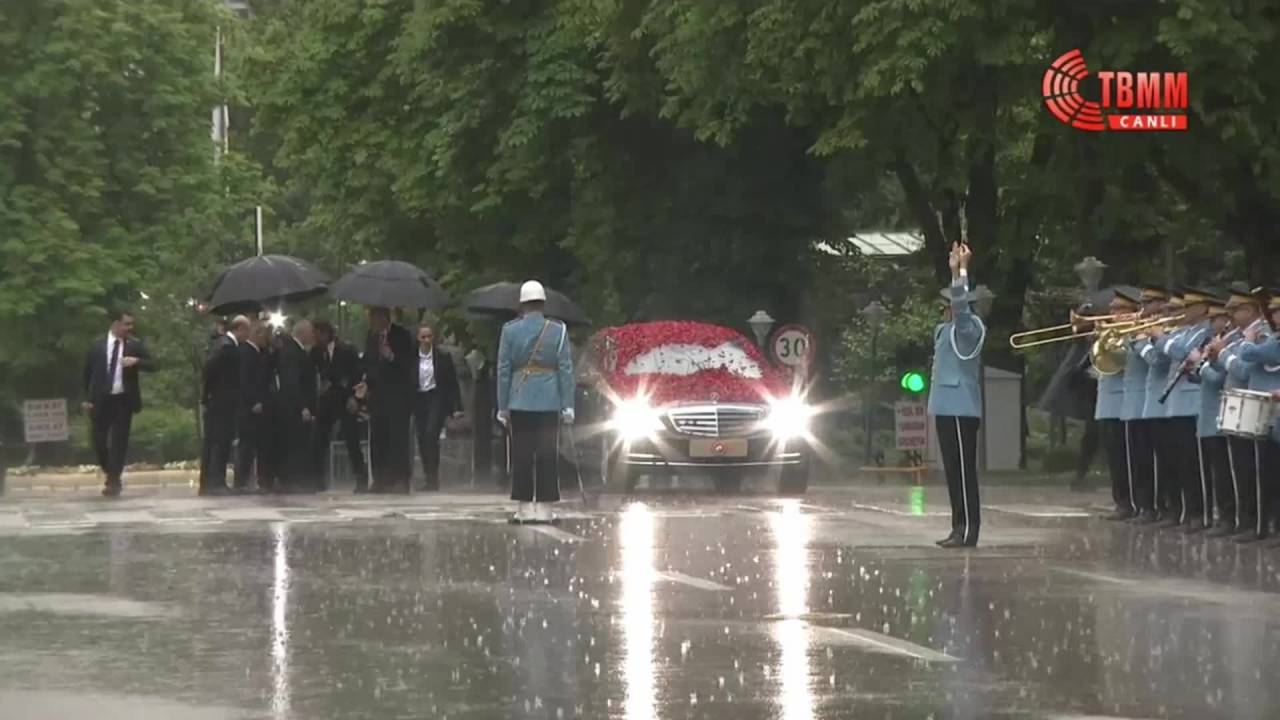 Erdoğan, Yemin Etmek İçin Geldiği Tbmm’de Resmi Törenle Karşılandı