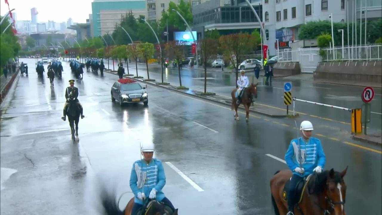Erdoğan, Anıtkabir’den Cumhurbaşkanlığı’na Atlı Tören Birliği Eşliğinde Gitti