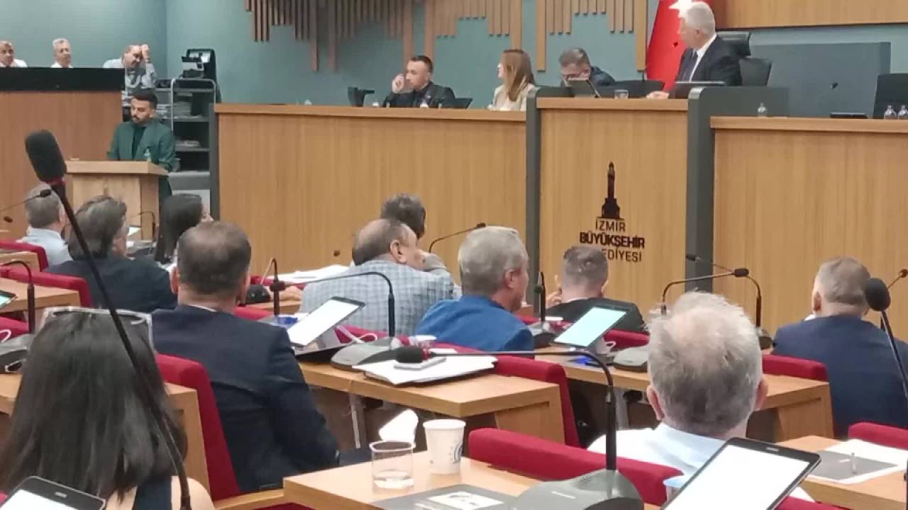 İzmir Belediye Meclisi’nde Arbede… Akp Grup Sözcüsü, Chp’li Meclis Üyesiniittirerek Yere Düşürdü