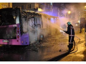 İSTANBUL'DA HALK OTOBÜSÜNÜ YAKTILAR